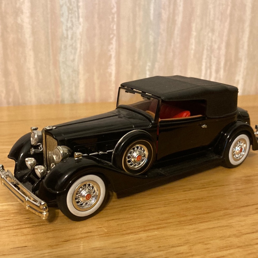 1934 Packard Eigjt Collectible 1:64 Scale Diecast Diorama Model